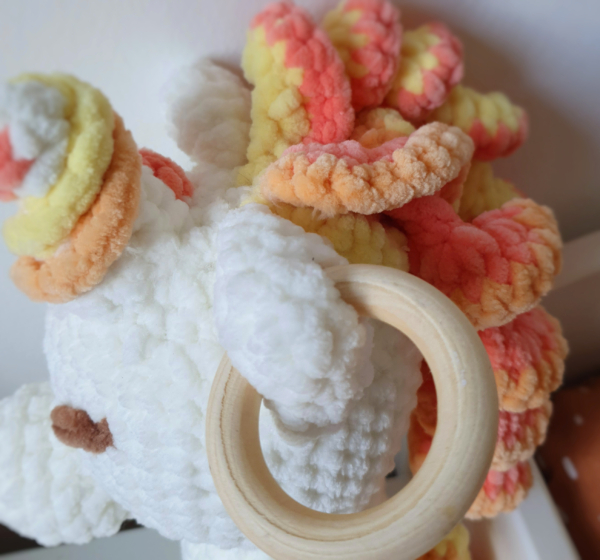 Focus sur l’anneau de dentition en bois naturel de la peluche du mobile Camille – Les Doudous de Woolfy