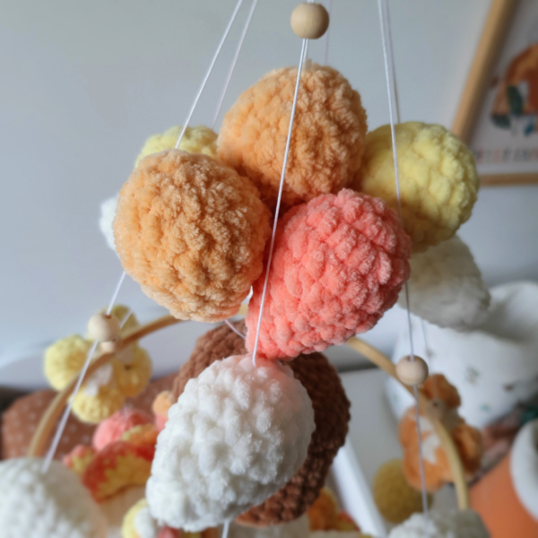 Focus sur les ballons en laine crochetée du mobile bébé Camille – création artisanale Les Doudous de Woolfy