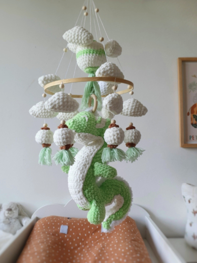 Mobile bébé Chojin vu de côté avec focus sur la peluche dragon – Les Doudous de Woolfy