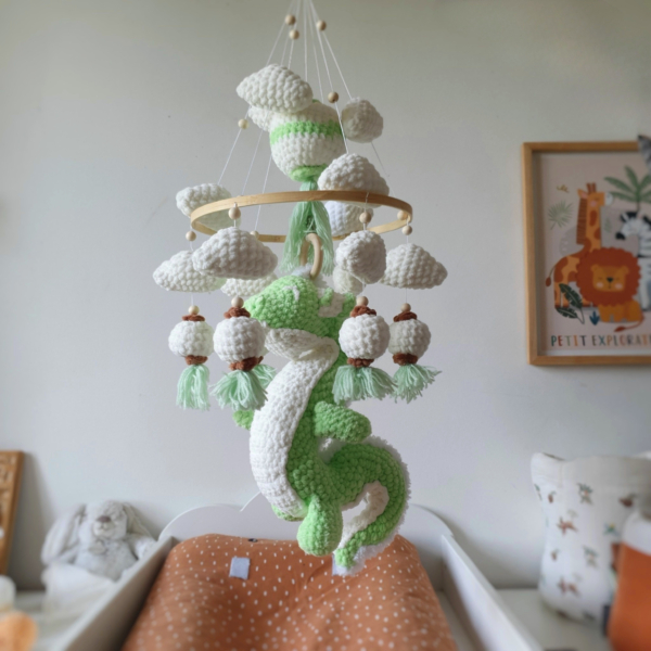 Mobile bébé Chojin vu de côté avec focus sur la peluche dragon – Les Doudous de Woolfy