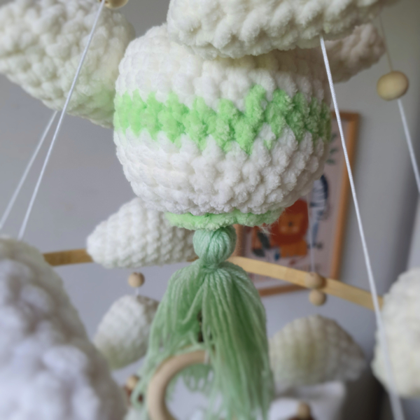 Zoom sur la grande lanterne centrale en laine du mobile bébé Chojin – Les Doudous de Woolfy