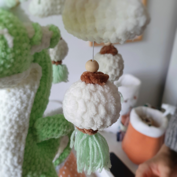 Gros plan sur une lanterne japonaise en laine du mobile bébé Chojin – Les Doudous de Woolfy