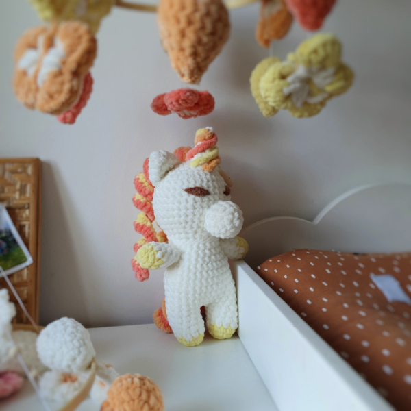 Mobile bébé Camille suspendu avec focus sur la peluche licorne posée dessous – création artisanale Les Doudous de Woolfy