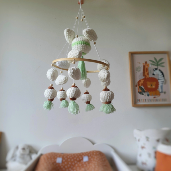 Mobile bébé Chojin suspendu sans peluche, composé de nuages et éléments en laine crochetée – Les Doudous de Woolfy