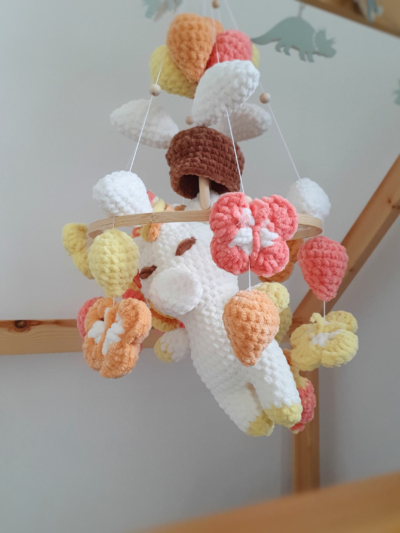 Mobile pour bébé Camille suspendu avec peluche et anneau de dentition en bois