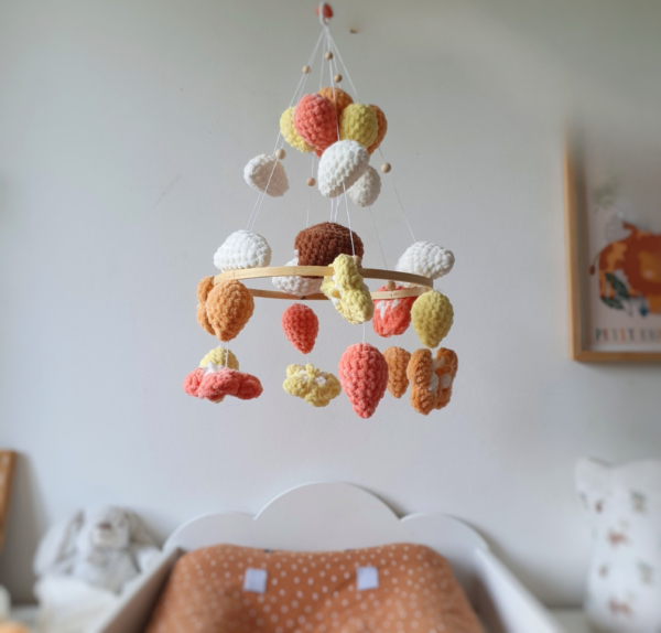 Mobile bébé Camille suspendu sans peluche, composé de nuages et ballons en laine – création artisanale Les Doudous de Woolfy