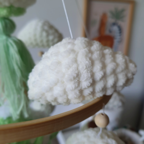 Zoom sur un nuage en laine du mobile bébé Chojin – Les Doudous de Woolfy