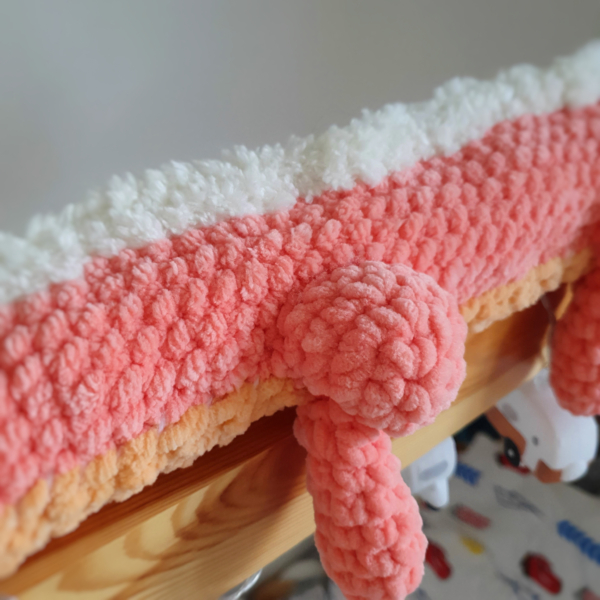 Zoom sur la patte du dragon corail en laine crochetée à la main – création Les Doudous de Woolfy