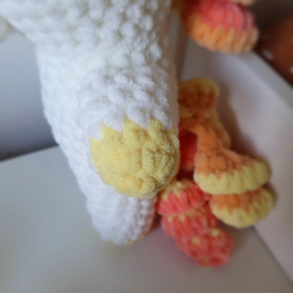 Zoom sur la patte en laine crochetée de la peluche du mobile bébé Camille – Les Doudous de Woolfy