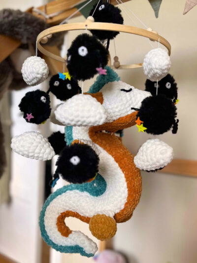 Mobile bébé Dragon-Haku fait main en laine chenille OEKO-TEX, modèle évolutif avec peluche détachable et anneau de dentition.