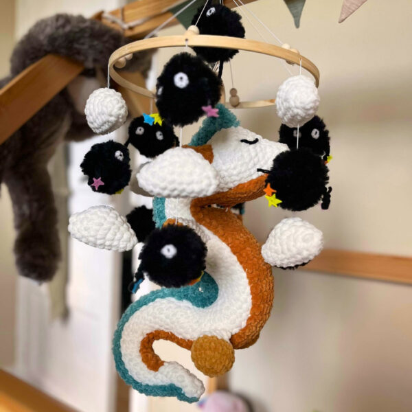 Mobile bébé Dragon-Haku fait main en laine chenille OEKO-TEX, modèle évolutif avec peluche détachable et anneau de dentition.