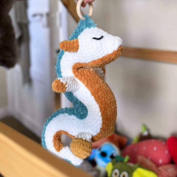 Peluche Dragon-Haku en laine chenille OEKO-TEX, détachable du mobile bébé évolutif Les Doudous de Woolfy.