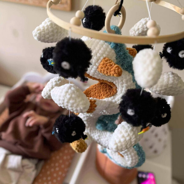 Mobile bébé Dragon-Haku fait main en laine chenille OEKO-TEX, modèle évolutif avec peluche détachable et anneau de dentition.