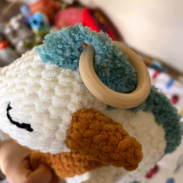 Peluche Dragon-Haku en laine chenille OEKO-TEX, détachable du mobile bébé évolutif Les Doudous de Woolfy. Anneau de dentition