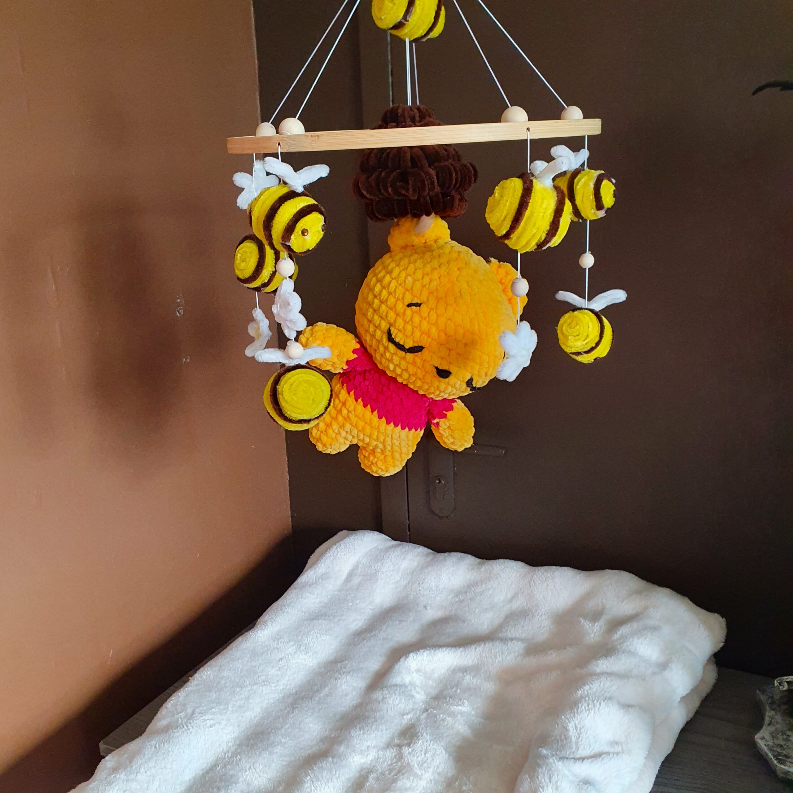 Le mobile Winnie au dessus de la table a langer bébé